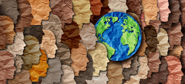 Das Bild zeigt die Weltkugel inmitten von Gesichern mit unterschiedlichen Hautfarben