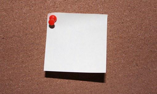Das Bild zeigt einen aufgepinnten Notizzettel